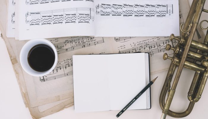 Notas musicales y un café